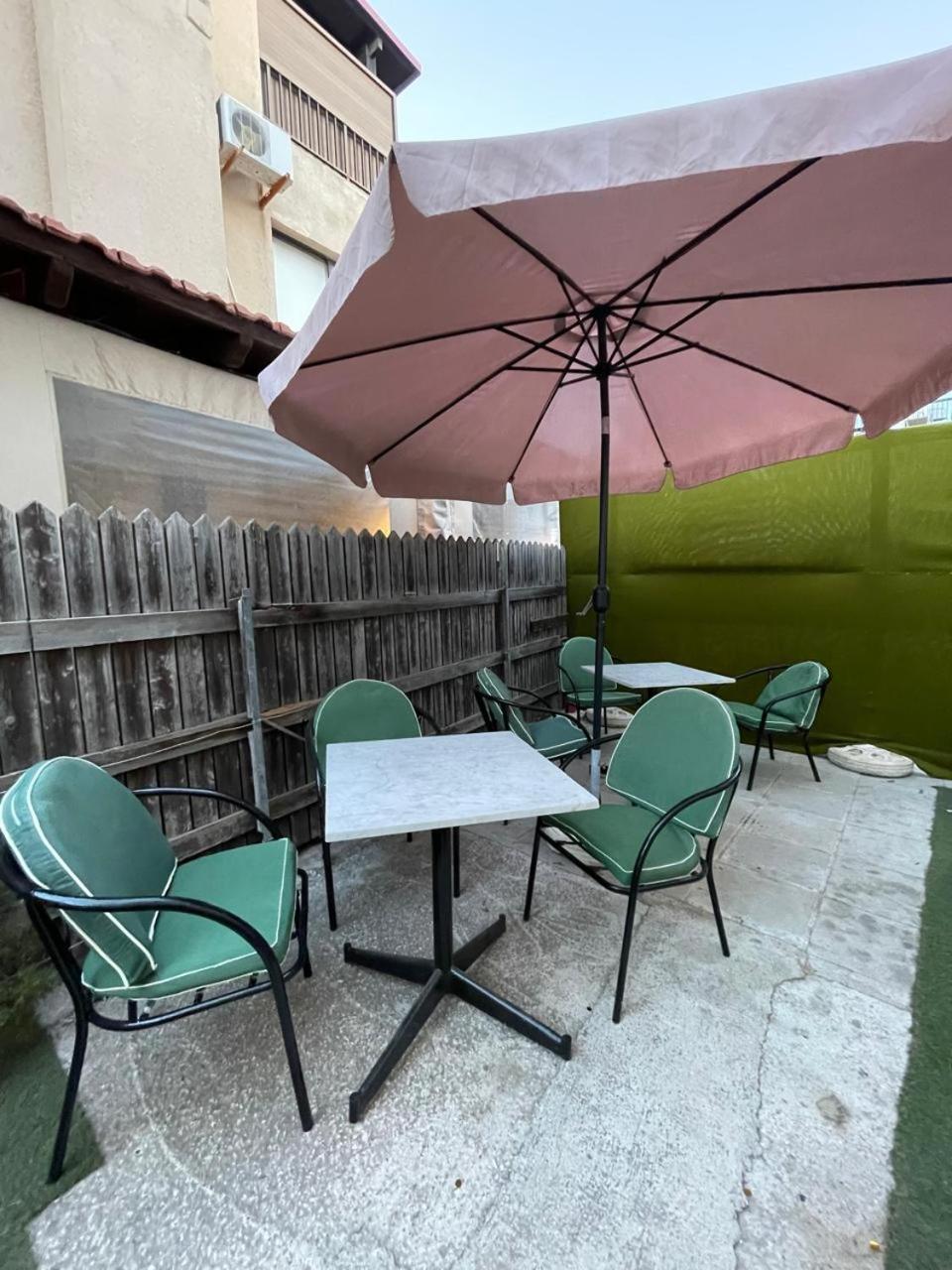 Premium Hostel Marina Paphos Esterno foto